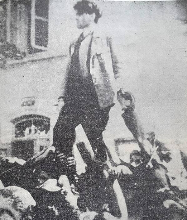Пеко Таков на митинг в Червен бряг, 1944 г.